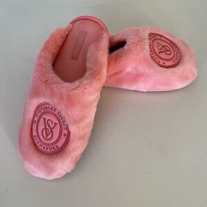NWT Victoria’s Secret Closed-Toe Faux Fur Slippers